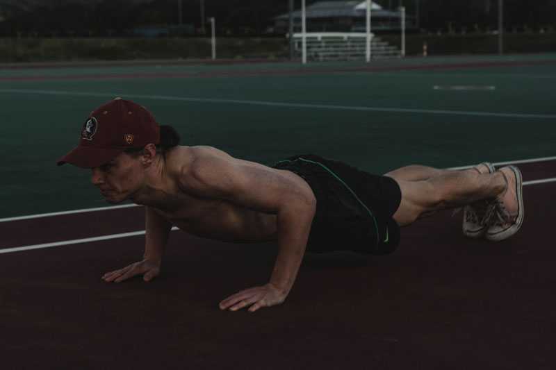 Hít đất là một trong những bài tập gym cho nam phổ biến nhất