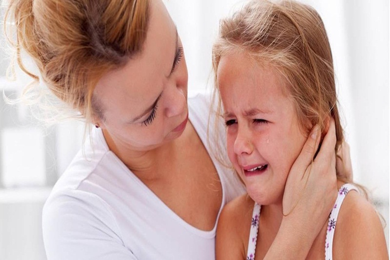 Trẻ bị viêm amidan có thể thường xuyên đau họng, chán ăn