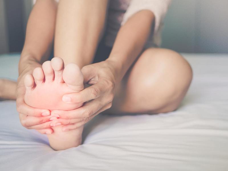  Nếu bị tê tay chân kèm theo các triệu chứng khác thường, bạn không nên chủ quan
