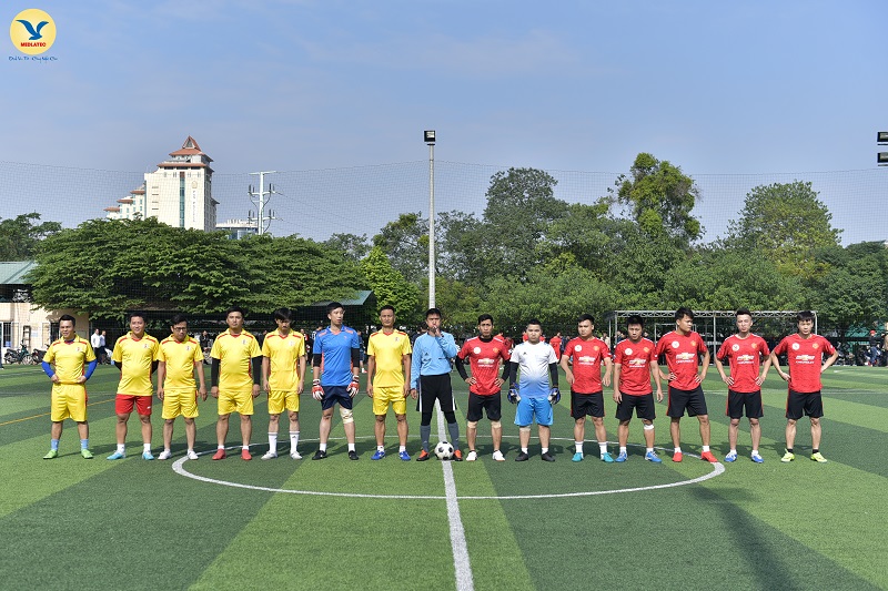2 đội trước giờ ra sân: Đội nhì bảng D là Cục Quản lý Xuất Nhập Cảnh áo vàng và đội bóng của MED GROUP áo đỏ.