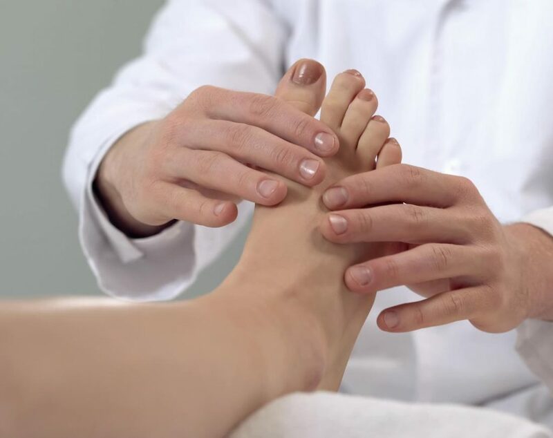 Cần thăm khám bác sĩ để tìm hiểu nguyên nhân bệnh lý gây tê chân