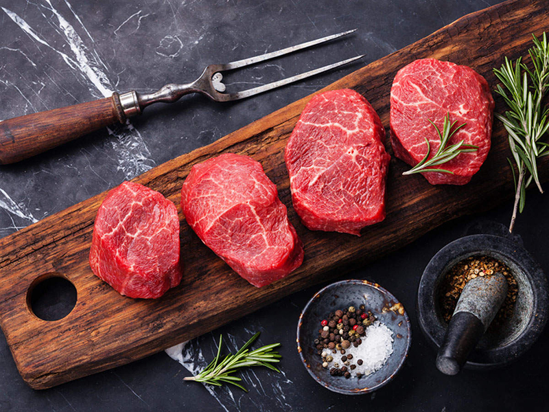 Thịt đỏ được khuyến cáo là không nên đưa vào bữa ăn hàng ngày của người bệnh gai cột sống