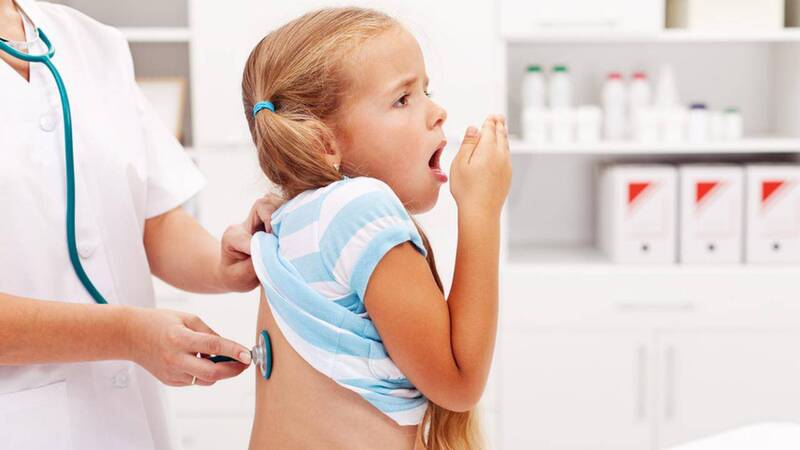 Trẻ bị viêm phế quản cần được điều trị càng sớm càng tốt, tránh biến chứng nguy hiểm