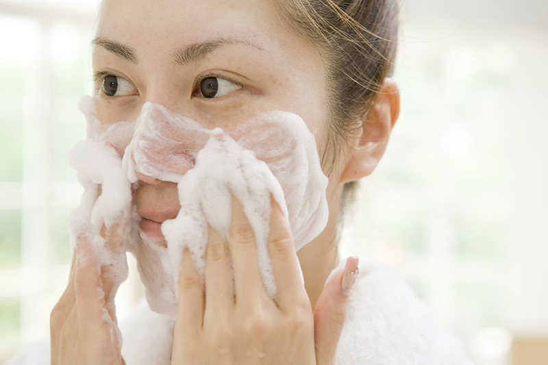 Rửa mặt thật sạch với những loại sữa rửa mặt nhẹ dịu cho da
