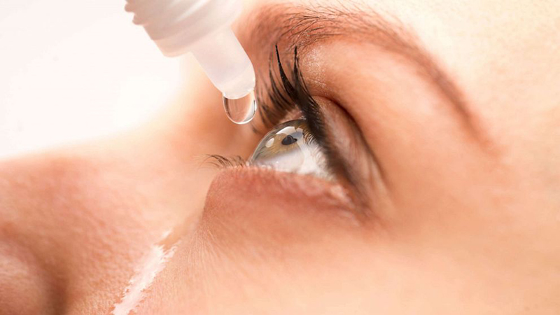 Nên sử dụng thuốc nhỏ mắt thường xuyên kể cả khi mắt không còn đau 