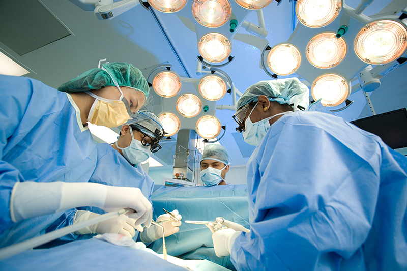 Phương pháp phẫu thuật sửa chữa tủy sống bào thai đòi hỏi kỹ thuật cao và được thực hiện bởi bác sĩ dày dặn kinh nghiệm