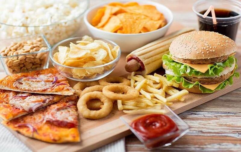 Một trong những nguyên nhân béo phì ở trẻ là ăn quá nhiều đồ ăn nhanh