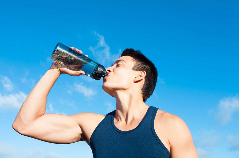 Uống nhiều nước phòng ngừa đau cơ khi tập gym