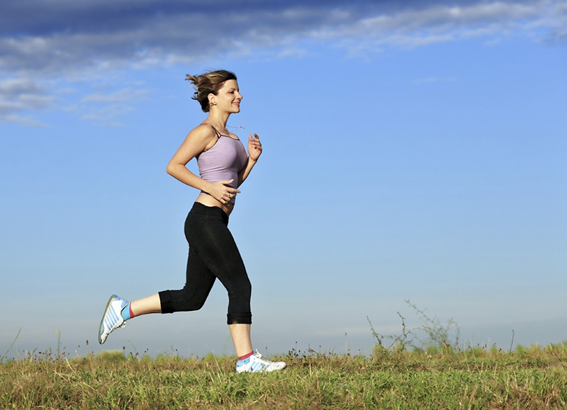 Luyện tập thể thao kết hợp chế độ dinh dưỡng phù hợp để giúp cơ thể tăng cường hệ miễn dịch và có sức khỏe dẻo dai
