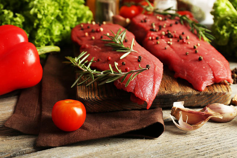 Thịt đỏ chứa nhiều chất béo bão hòa, thúc đẩy các phản ứng viêm, kích ứng