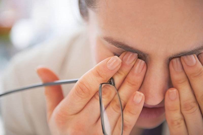 Đeo kính có thể giúp người bị tật khúc xạ nhìn hình ảnh rõ hơn nhưng không có tác dụng chữa khỏi loạn thị 
