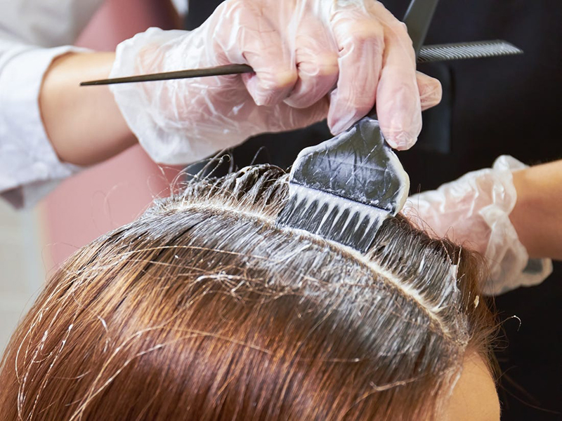 Tóc sẽ bị yếu và rụng nhiều do chịu tác động của hóa chất