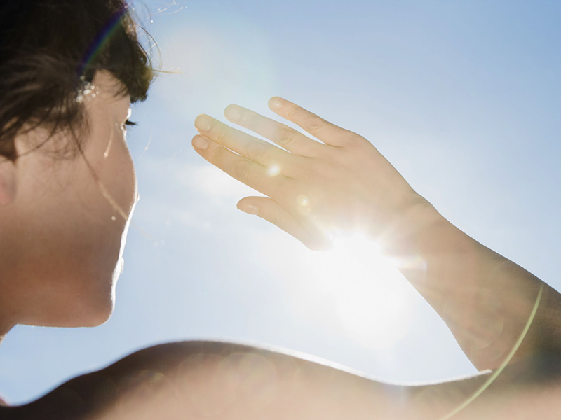 Ánh sáng trực tiếp từ mặt trời có thể tạo nên những kích ứng trên da và gây ra các đợt cấp ở bệnh nhân Lupus 