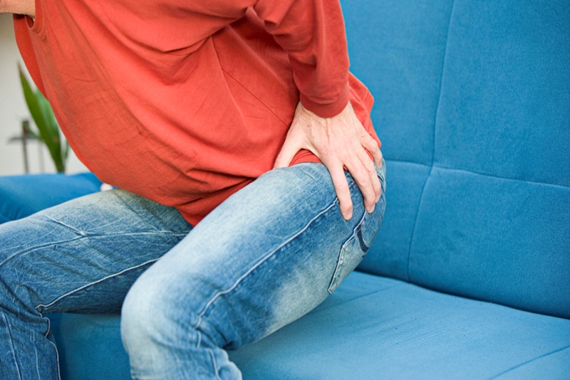 Những cơn đau có thể lan từ lưng xuống đến đùi và các ngón chân