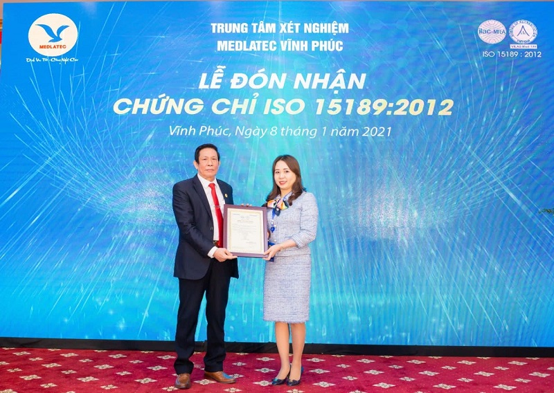 Đại diện MEDLATEC Vĩnh Phúc, Giám đốc chuyên môn Bác sĩ CK I Nguyễn Hồng Nhiên nhận chứng chỉ ISO 15189