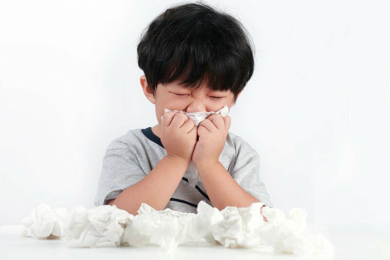viêm mũi dị ứng ở trẻ em khiến trẻ khó chịu và lười ăn