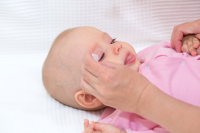 viêm mũi dị ứng ở trẻ em cha mẹ nên dùng nước muối để rửa mũi