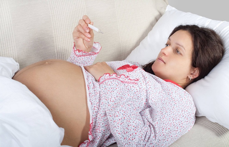 Sau tiêm phòng mẹ bầu có thể bị sốt