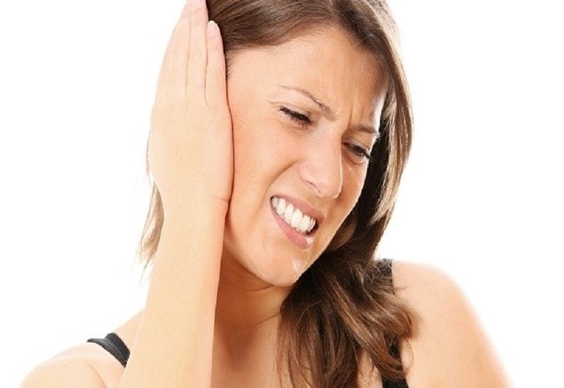 Người bệnh khó chịu do tai bị ù