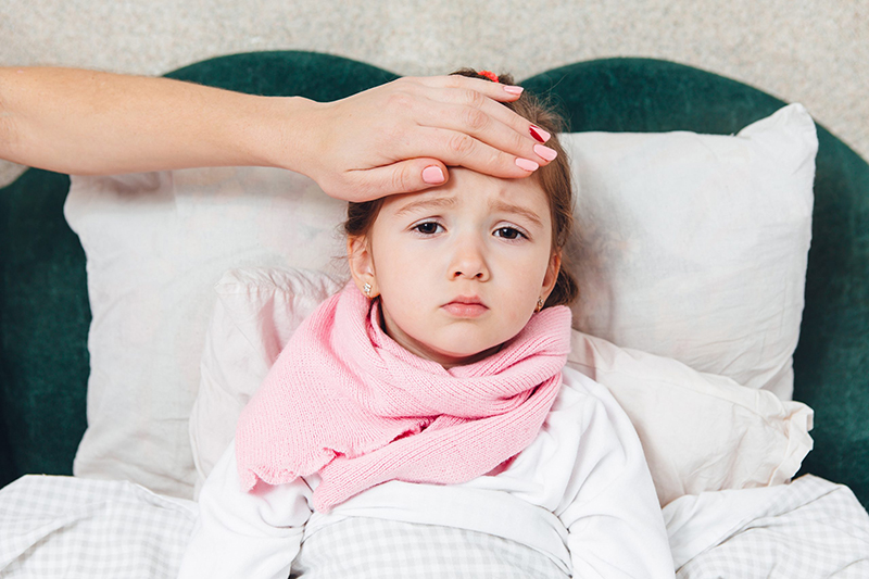 Những cơn sốt do nhiễm virus thường xuất hiện ở trẻ vì có hệ miễn dịch yếu