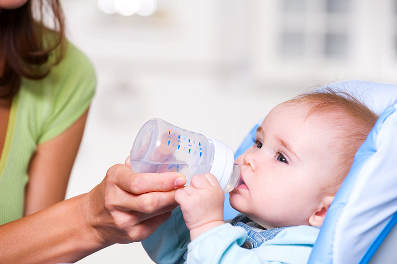 Trẻ uống thật nhiều nước là một trong những cách tốt nhất điều trị trẻ sốt siêu vi