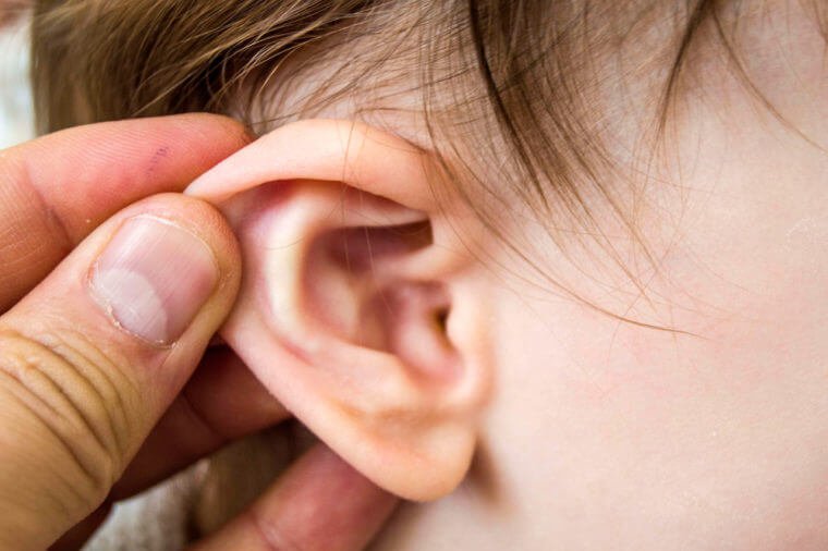 Trẻ có thể bị viêm tai nếu mụn nước mọc ở trong vùng tai