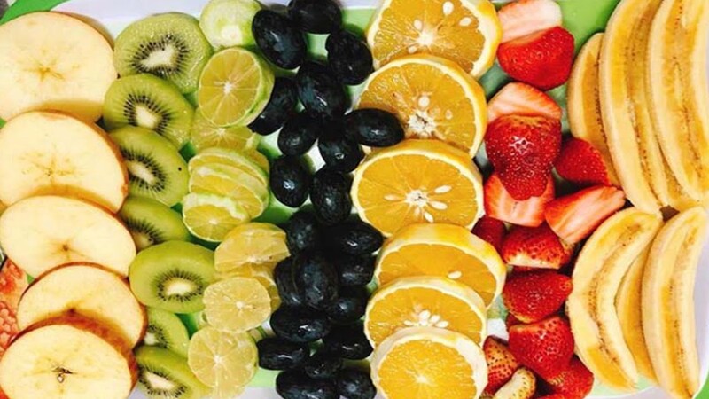 Cho trẻ ăn nhiều trái cây, rau xanh để tăng sức đề kháng