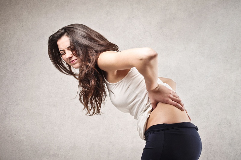 Phụ nữ mắc bệnh sẽ dễ bị đau lưng khi đứng lâu hoặc lao động nặng