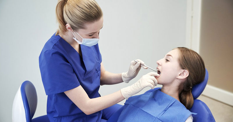 Mọi người nên đi lấy vôi răng và chăm sóc răng miệng định kỳ