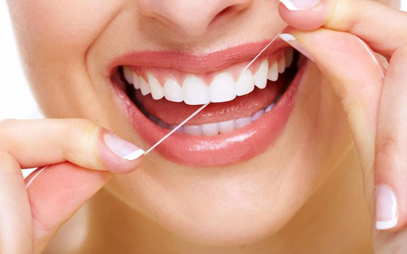 Sử dụng chỉ nha khoa giúp làm sạch kẽ răng và đảm bảo an toàn