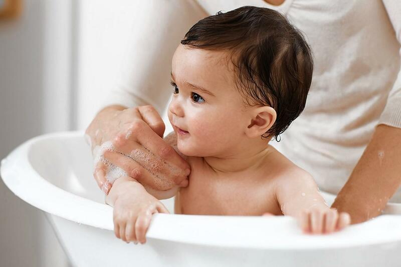 Trẻ được tắm nước ấm sẽ giảm khó chịu do viêm da cơ địa