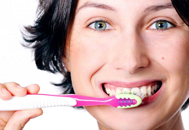 Đánh răng thường xuyên, đúng cách giúp phòng ngừa nghiến răng khi ngủ