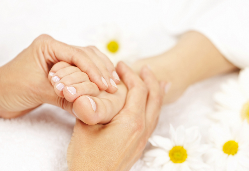 Mát xa chân là một trong những phương pháp hiệu quả để ngăn ngừa cũng như chữa trị tình trạng hay bị tê chân