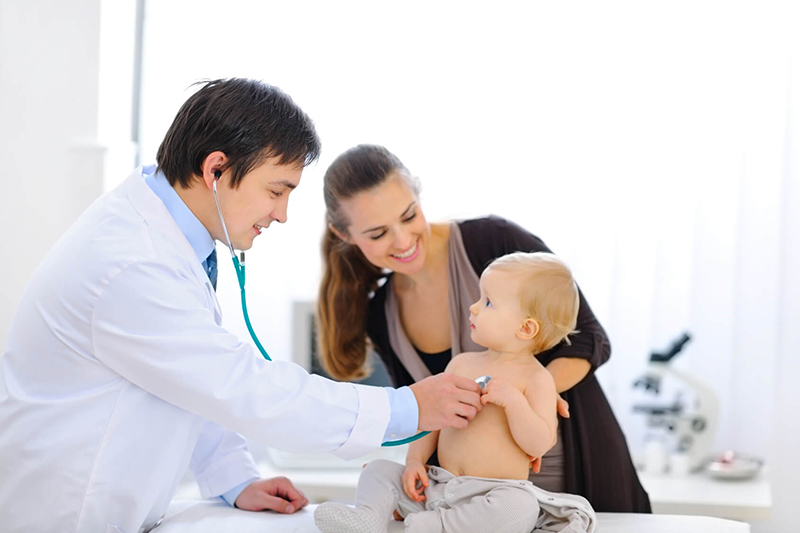 Cần thăm khám và tuân thủ ý kiến của y bác sĩ khi sử dụng men vi sinh cho trẻ sơ sinh