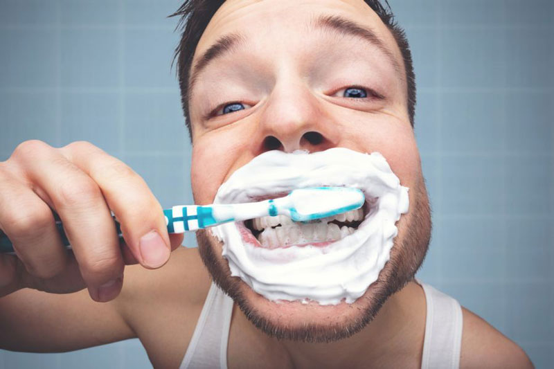 Đánh răng mỗi ngày và sử dụng các sản phẩm bổ trợ