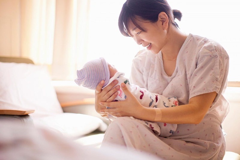 Phụ nữ sau sinh cần nghỉ ngơi để tránh bị bệnh