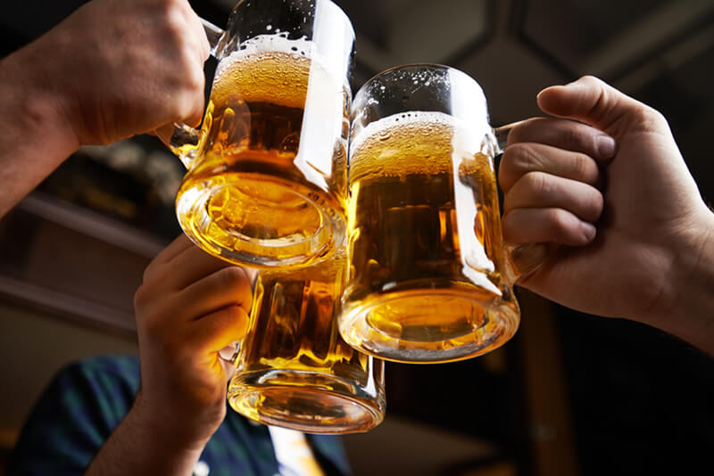 Uống bia thường xuyên làm tăng nguy cơ bị bệnh