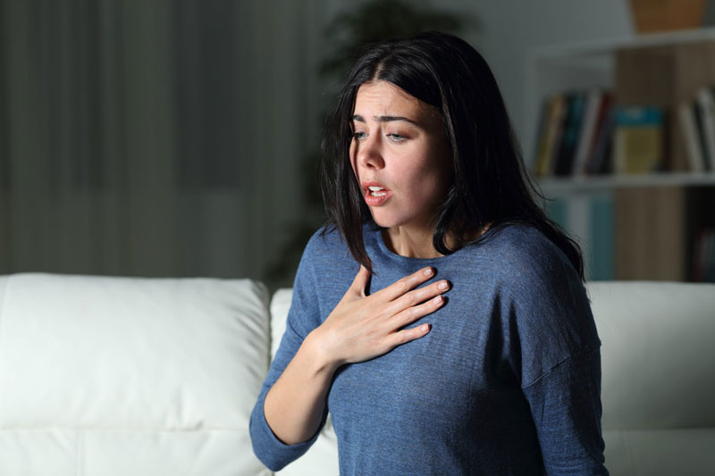 Bệnh nhân mắc COPD thường xuyên cảm thấy khó thở khi gắng sức