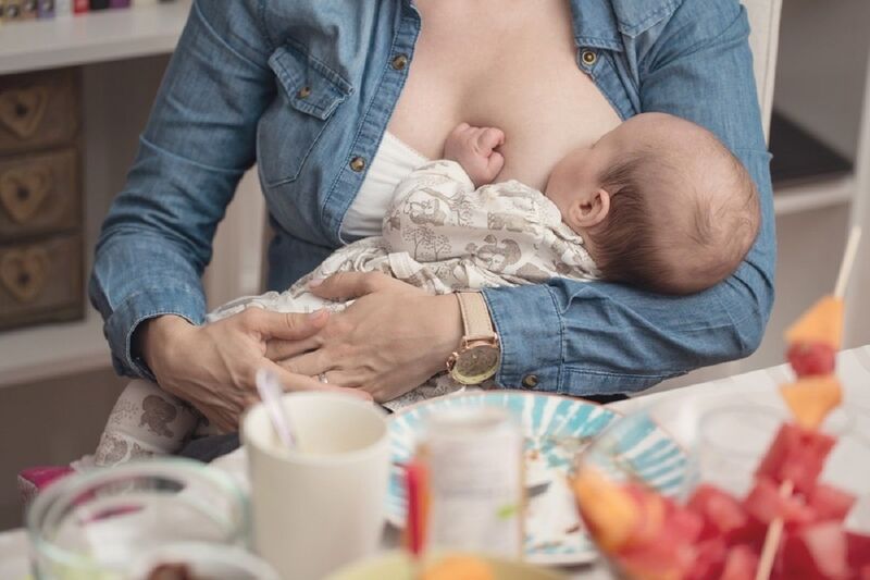 Hạn chế cho trẻ bú ở bên vú bị áp xe bởi chất lượng sữa cũng như đau đớn cho mẹ