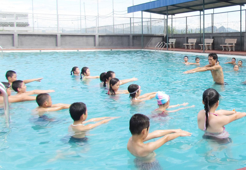 Vận động kỹ càng trước khi bơi giúp tránh tình trạng chuột rút