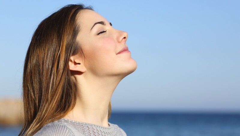 Hít thở sâu giúp kiểm soát căng thẳng và sự sợ hãi tốt hơn