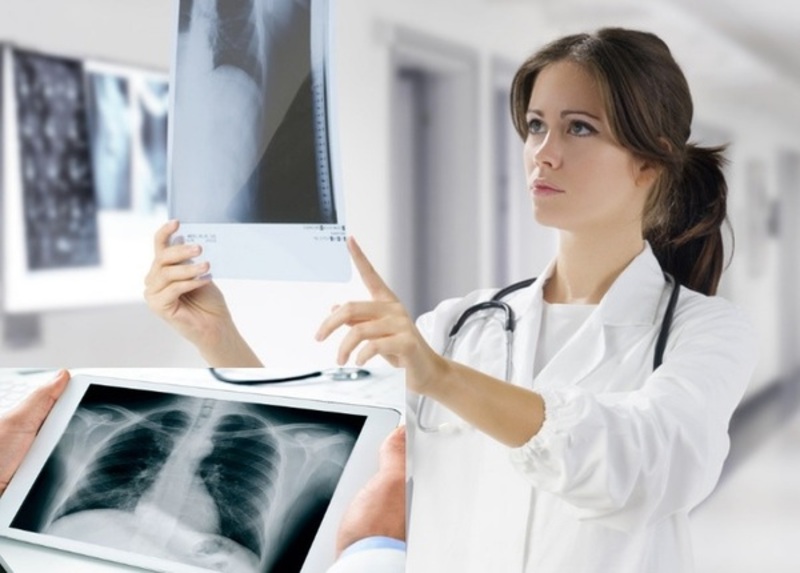 Chụp X-quang là kỹ thuật chẩn đoán hình ảnh thường dùng với bệnh nhân tràn khí màng phổi