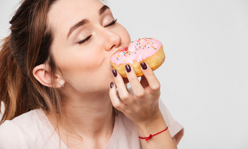 Ăn quá nhiều đồ ngọt do thai nghén là nguyên nhân gây chảy máu chân răng