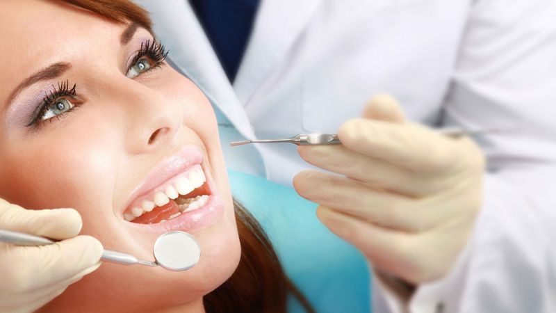 Lấy cao răng thường cần thực hiện trước khi điều trị bệnh về răng