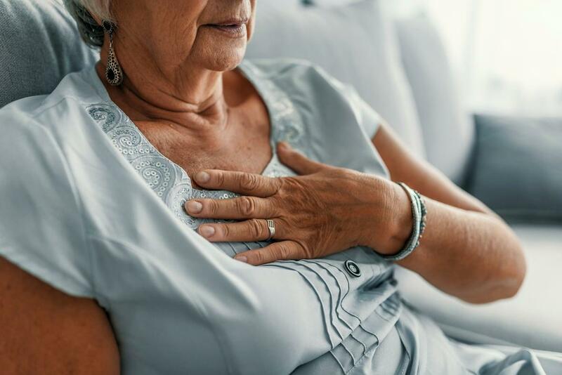 Cơn đau thắt ngực ổn định do thiếu máu cơ tim thường nặng dần theo thời gian