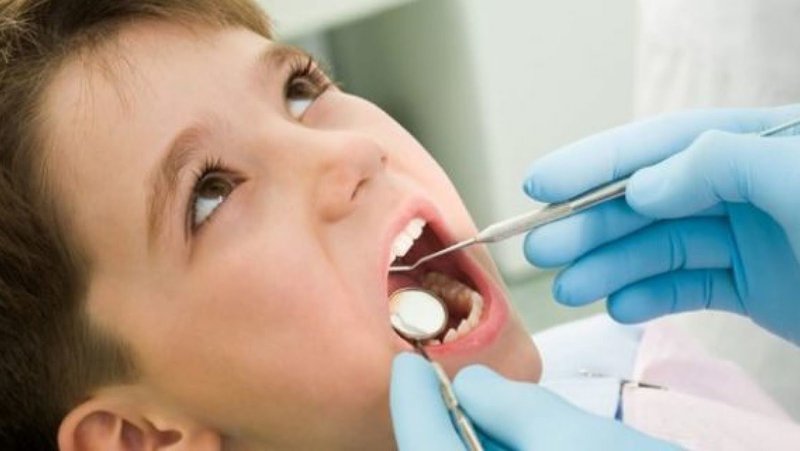 trẻ bị sưng lợi chảy máu chân răng do chưa biết vệ sinh răng miệng đúng cách