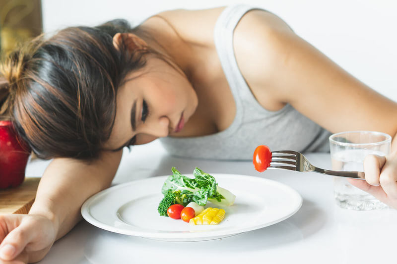 Đau dạ dày thường gây ra tình trạng chán ăn, khẩu vị kém