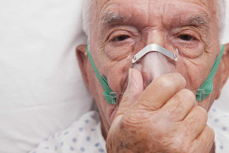 Sử dụng mặt nạ oxy để cung cấp oxy tạm thời cho phổi 