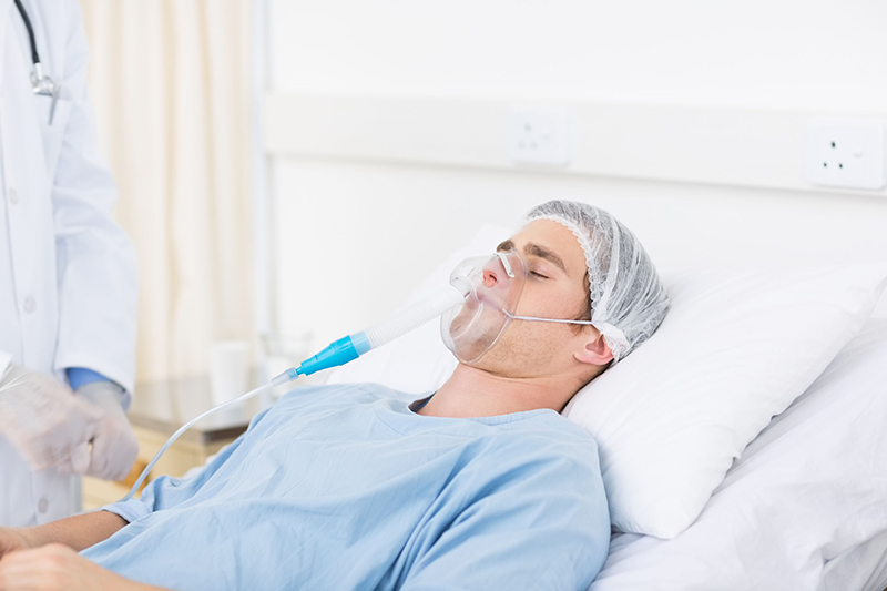 Trong những trường hợp nghiêm trọng, người bệnh cần thở máy hoặc oxy 100% để duy trì hô hấp