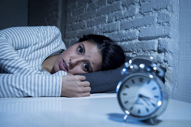 Mất ngủ ban đêm do tiểu tiện nhiều lần dễ gây nên stress kéo dài